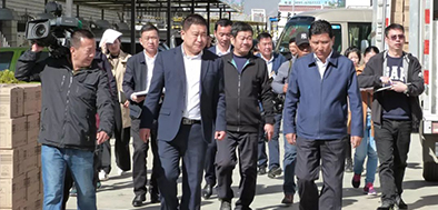 拉萨市市长果果赴西藏坎巴嘎布卫生用品有限公司就生产经营状况 展开专题调研